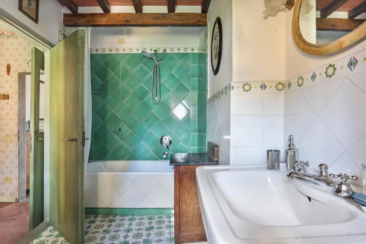 A Postcard View In A Vintage Apartamento *